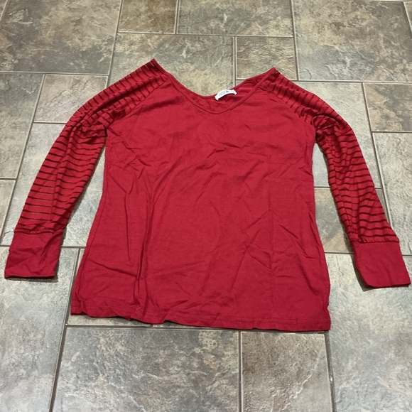🔥3/$42 w FREE SHIPPING🔥 Women's Red Long Sleeve Top - Picture 1 of 4